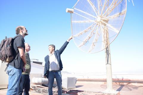 Gómez Tornero junto a otros integrantes del proyecto sobre tormentas solares.